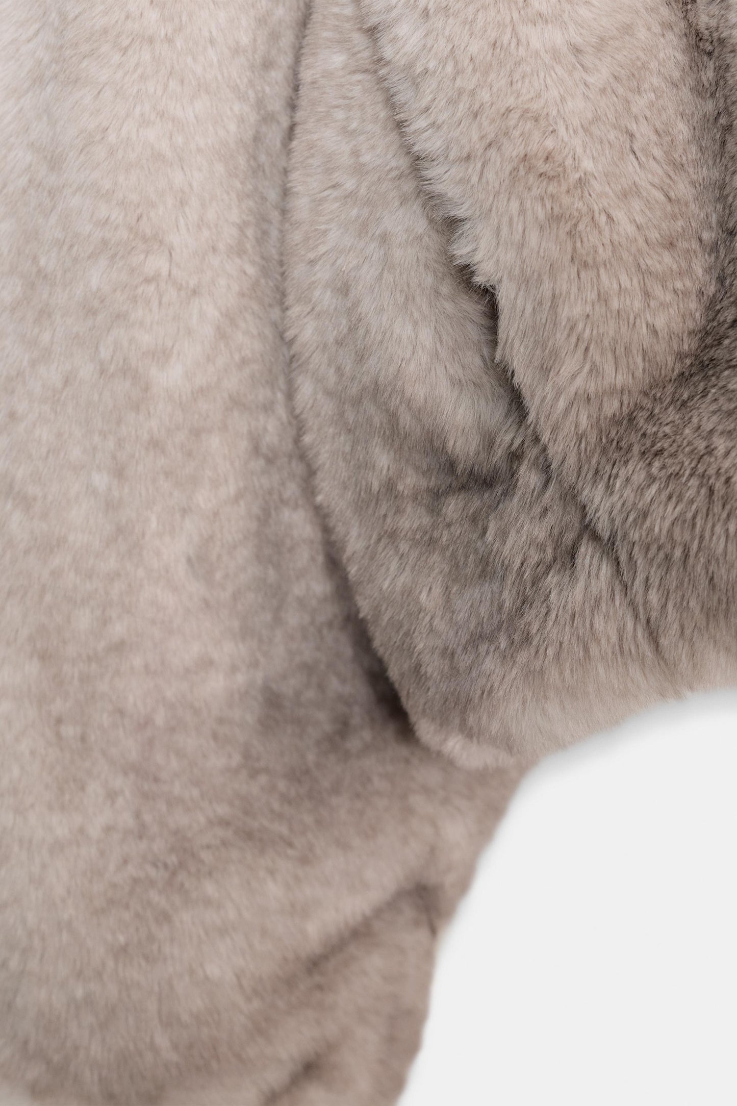 Abrigo Corto Efecto Pelo Capucha